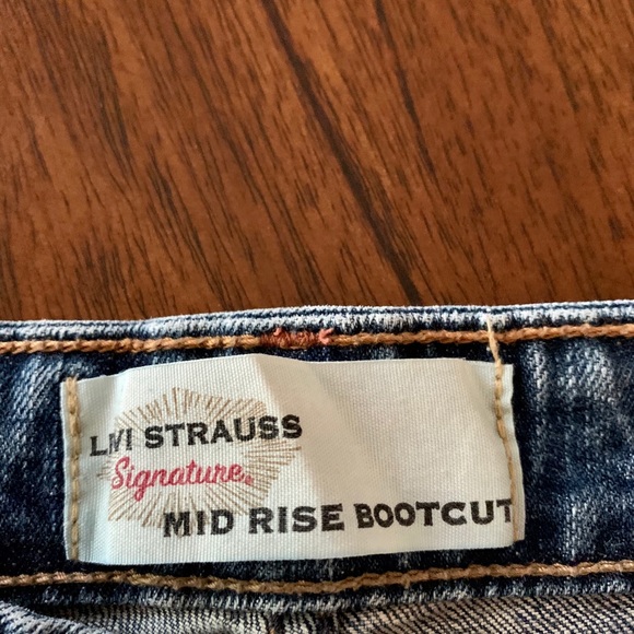 Levi’s Signature Mid-Rise Bootcut Jeans - Picture 4 of 6